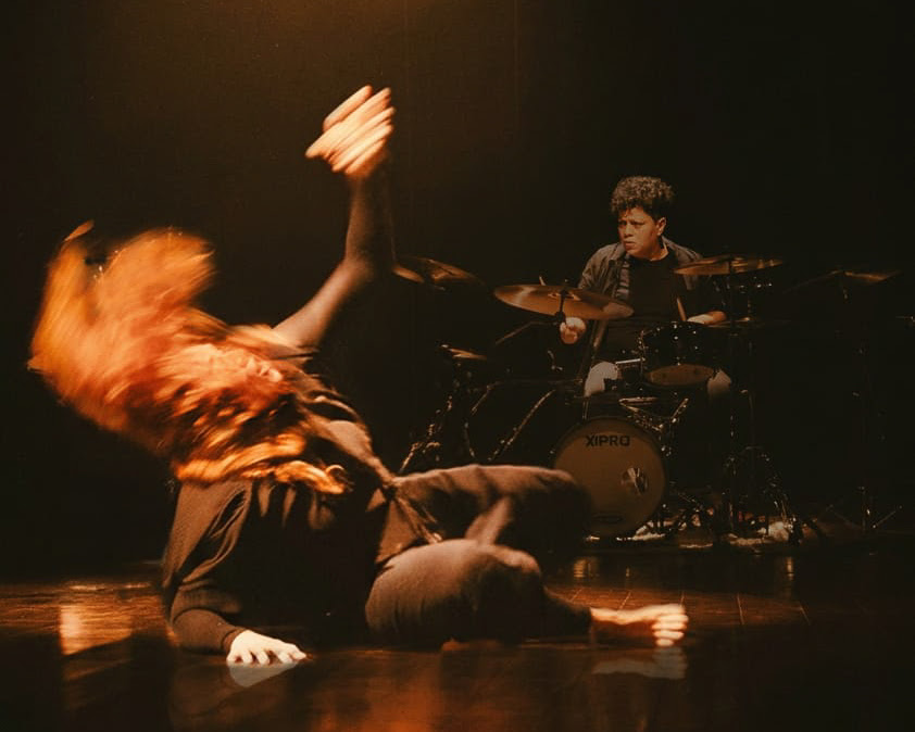 Joyce Barbosa assina a idealização, a interpretação e o desenho coreográfico