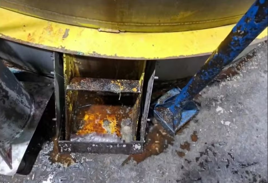 imagens anexadas ao documento mostram equipamentos com sinais visíveis de corrosão utilizados na fabricação de detergentes e lava-roupas líquidos
