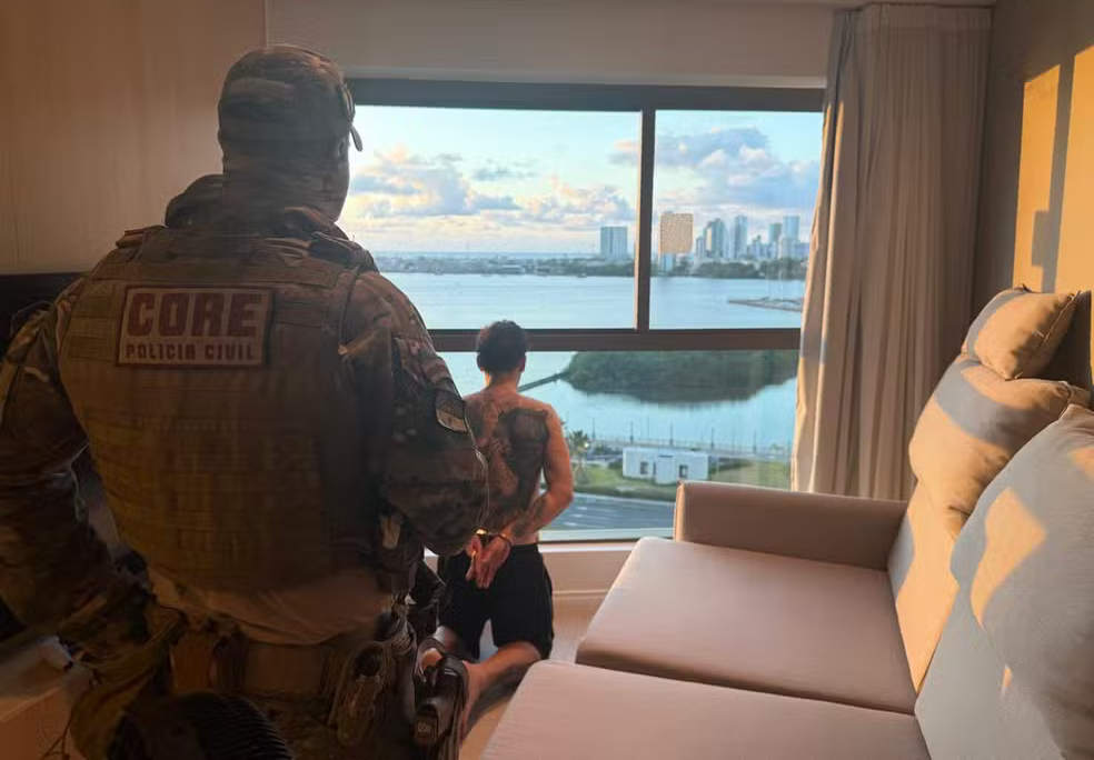 Um dos alvos da operação foi localizado em um apartamento de luxo no Cais José Estelita, no Recife