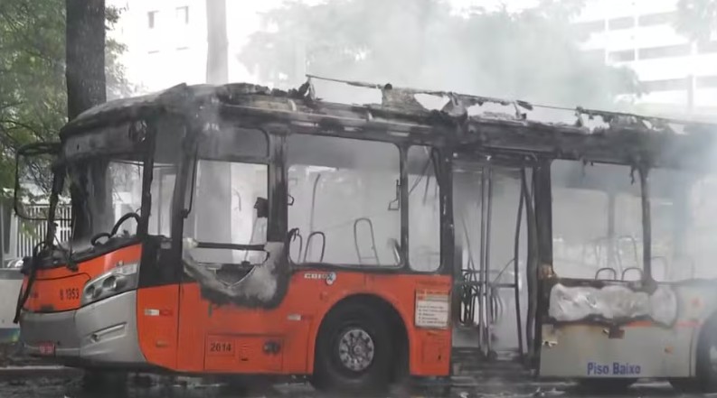 Fogo começou após uma pane no motor do veículo movido a diesel