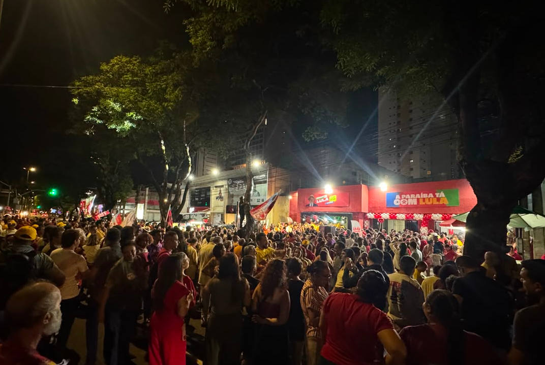 Multidão fechou a av. Epitácio Pessoa para a inauguração do comitê da campanha de Lula na Paraíba