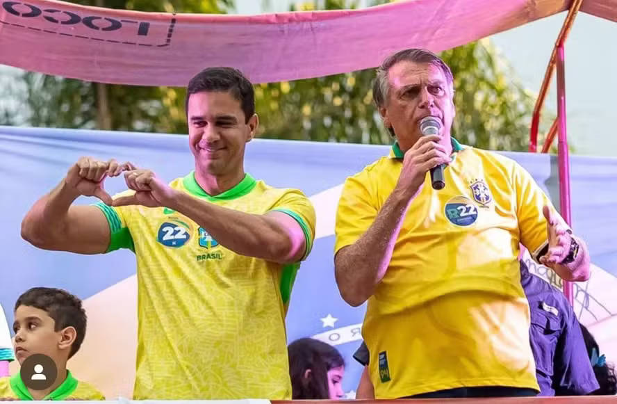 Ex-presidente Jair Bolsonaro em evento de campanha ao lado do empresário Renato Araújo