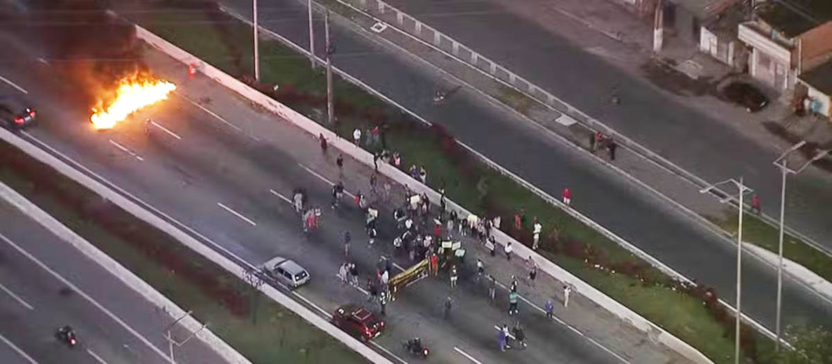 Moradores da comunidade Areião fecharam a pista local durante manifestação