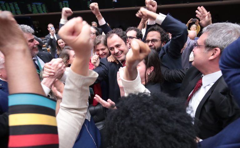 Glauber Braga e aliados comemoram a manutenção do mandato