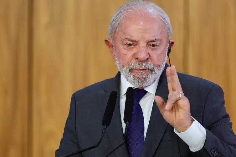 "Não precisamos ficar comprando dos 'Senhores das Armas'. Nós poderemos produzir", disse o presidente Lula 