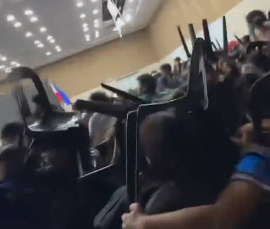 Estudantes tentam se proteger em sala de aula durante terremoto 