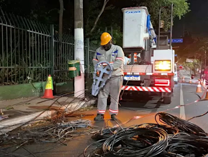 Na noite de quarta-feira, cerca de 800 quilos de cabos e postes irregulares foram retirados somente na Alameda Santos