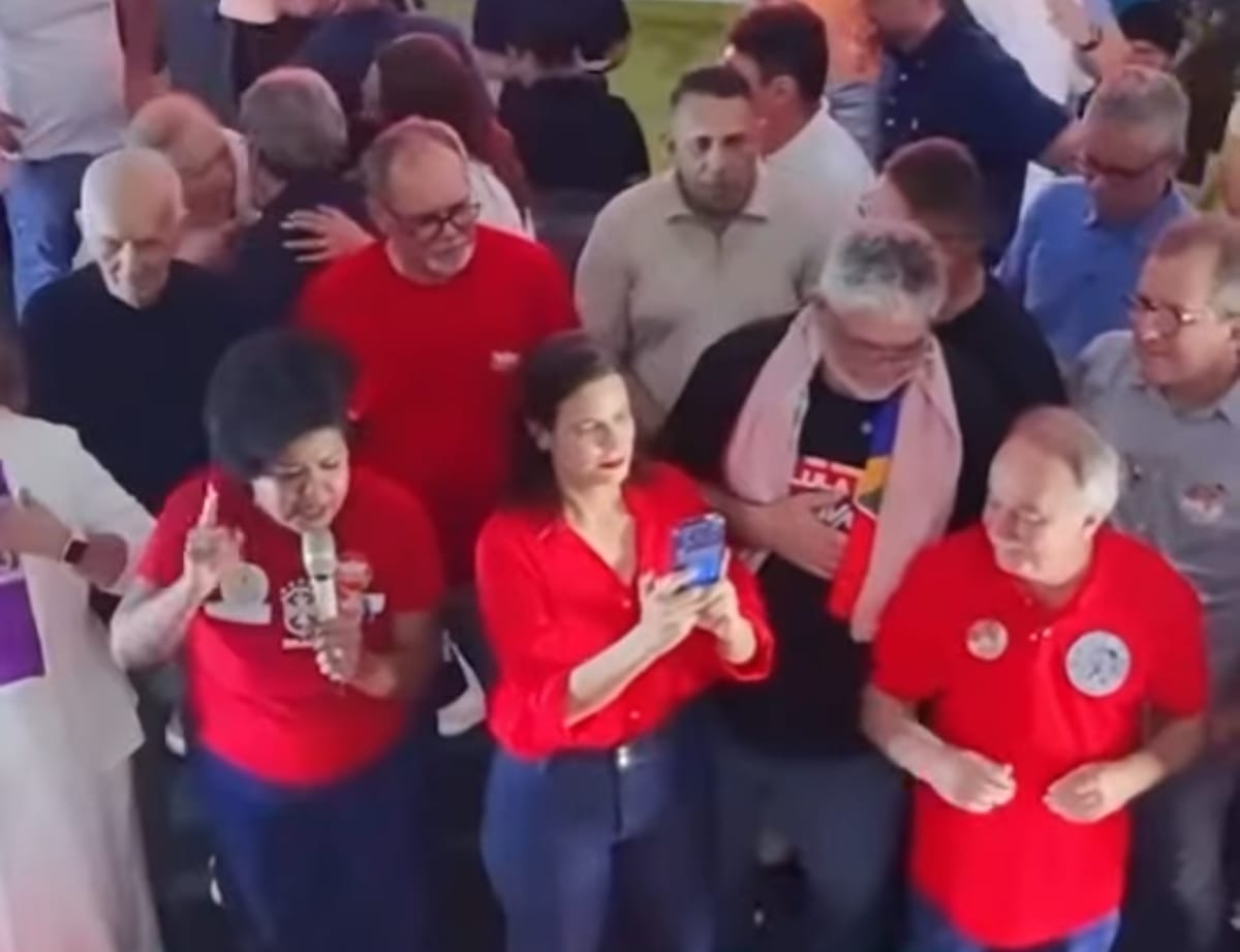 Momento da fala da vereadora Jô Oliveira, candidata a deputada estadual; Tyrone permaneceu no palanque