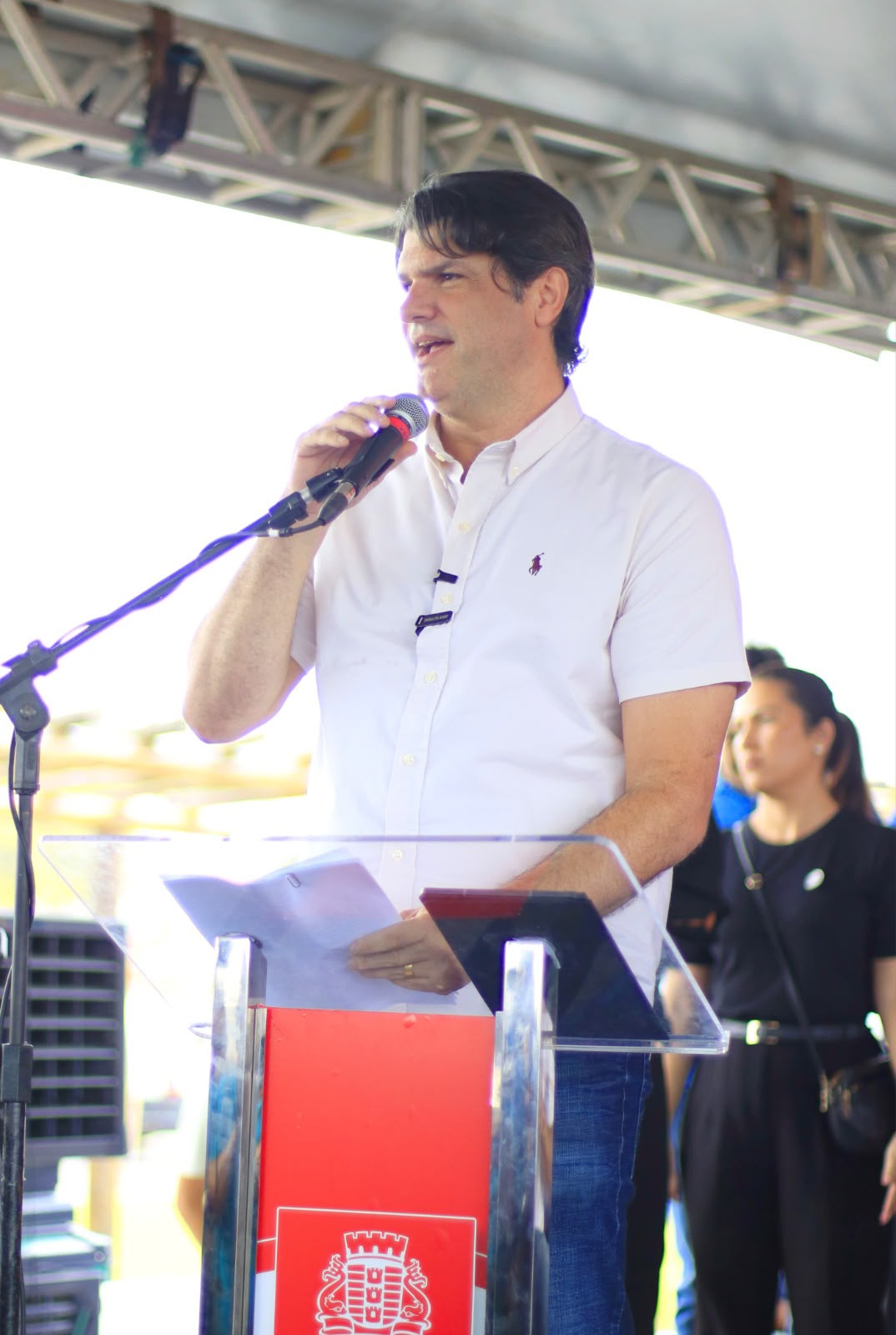 "São profissionais que chegam para fortalecer os serviços públicos e garantir um atendimento ainda melhor à nossa população", celebrou o prefeito Leo Bezerra