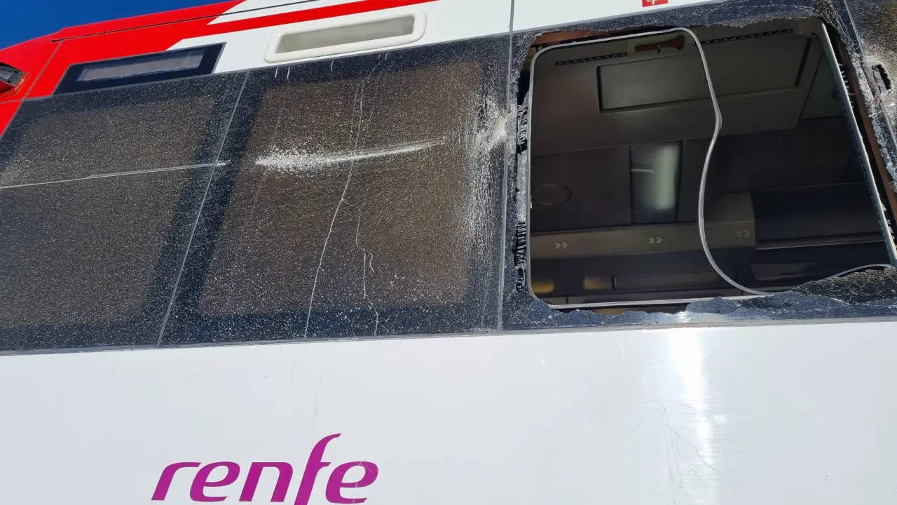 Impacto quebrou janelas do vagão, mas o trem não descarrilou