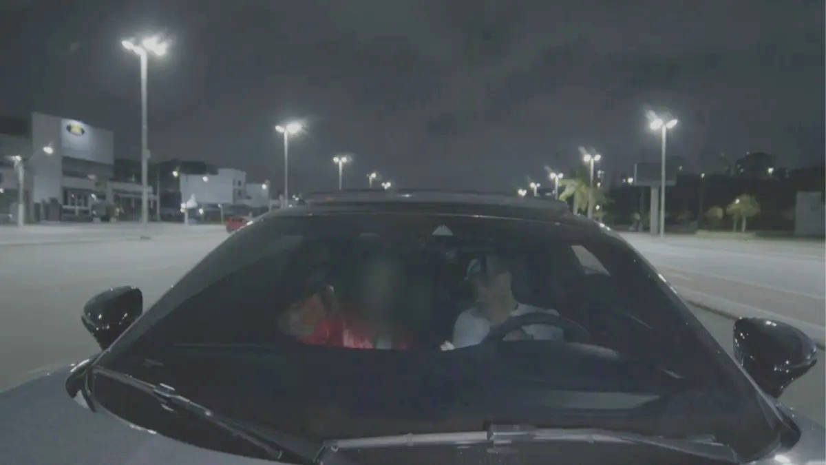 Imagens revelam que o cantor desviou a atenção para o aparelho da passageira enquanto dirigia o veículo de luxo