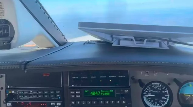 Gravação feita de dentro do avião mostra turbinas de produção de energia eólica, além da asa e da cabine da aeronave