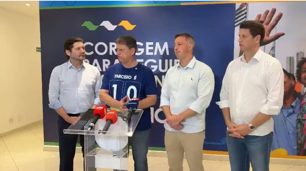 Ricardo Salles (à dir.) anunciou desistência ao lado de Tarcísio de Freitas (em destaque)