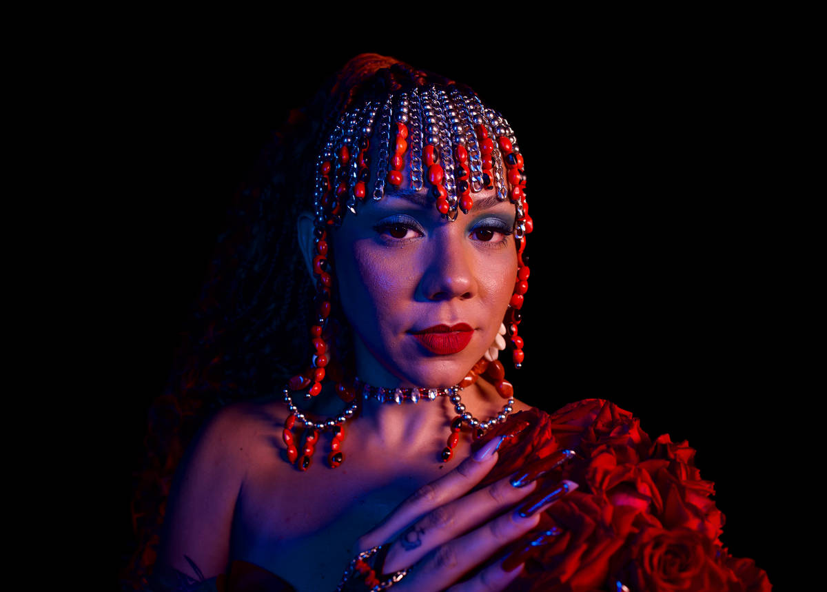 Novo disco de Laíz de Oyá celebra as Lebaras, reafirma a força feminina e preserva a sonoridade do Terreiro