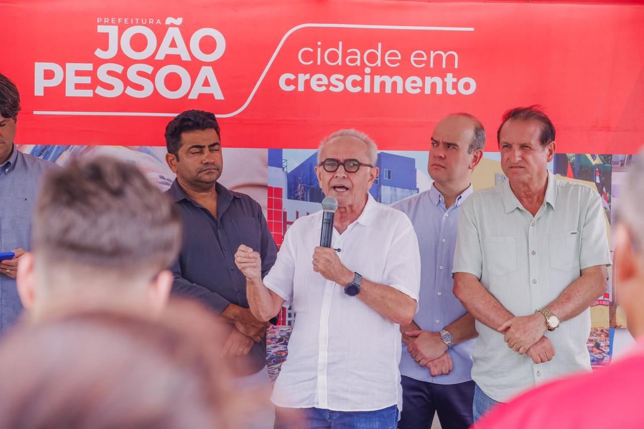 "A pavimentação de mais de mil ruas é um marco, e durante este mandato, nosso objetivo é pavimentar 100% da capital", disse o prefeito Cícero Lucena