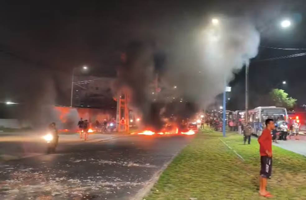 Manifestantes atearam fogo a pneus e entulhos; Corpo de Bombeiros foi acionado e enviou uma viatura de combate a incêndio ao local