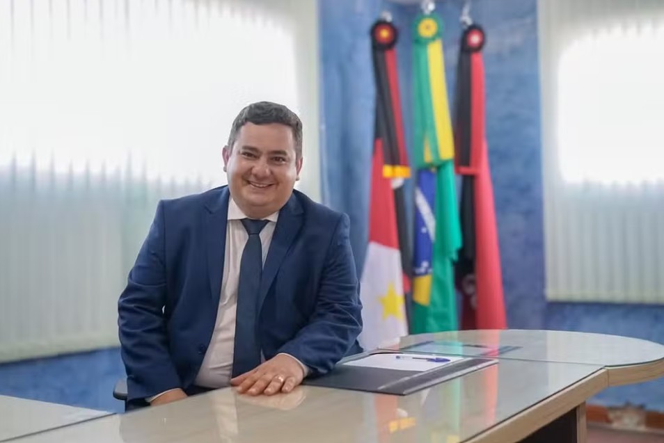Márcio Aurélio Cruz tem 42 anos, é natural de João Pessoa e assumiu a prefeitura de Jacaraú em 2025