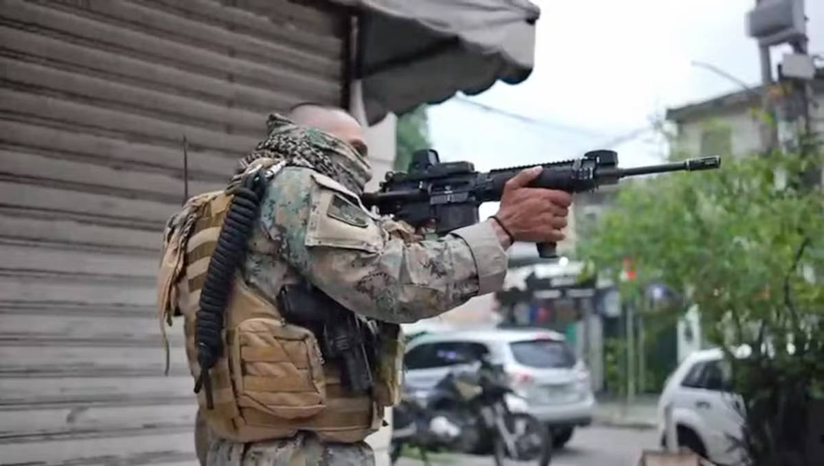 Oficial do Bope em ação na Operação Contenção