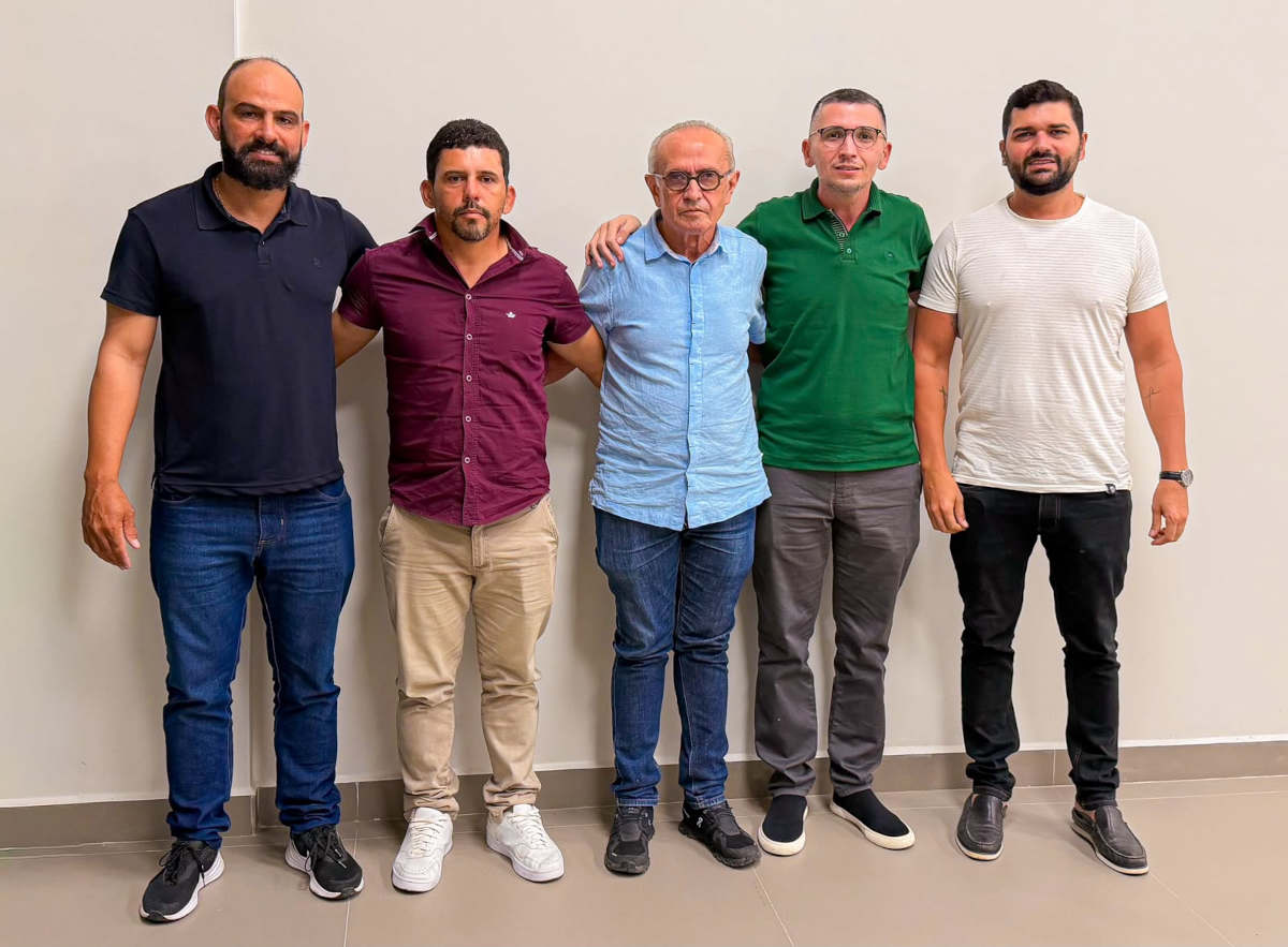 Cícero Lucena (centro) com novos reforços de Junco de Seridó