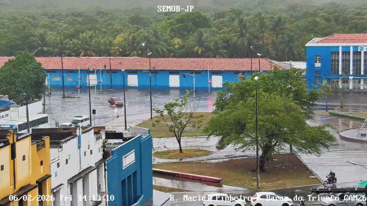 Diversas ruas de João Pessoa ficaram completamente alagadas durante temporal 