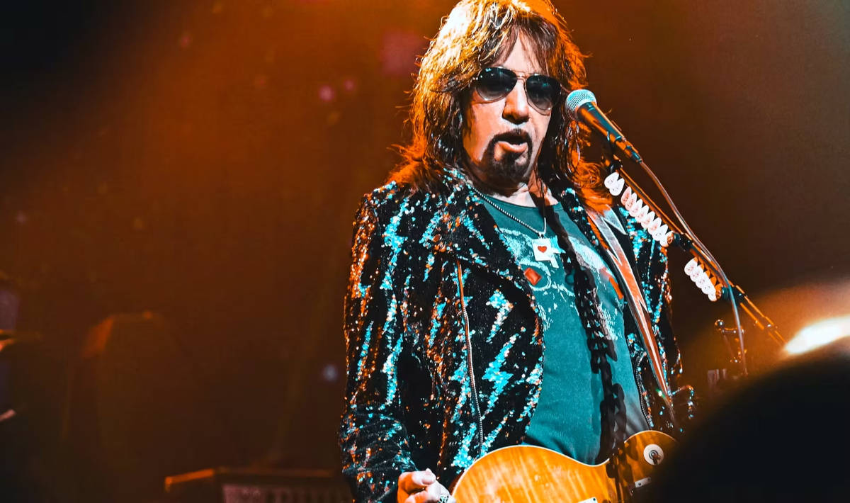 Ace Frehley morreu aos 74 anos devido a lesões sofridas após uma queda no último mês