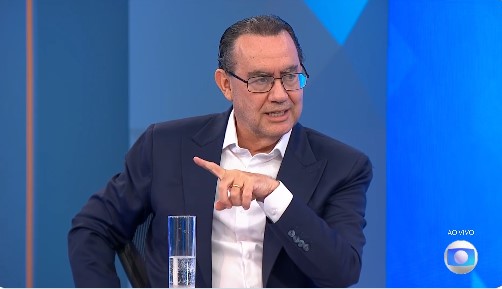 Augusto Cury foi confrontado sobre proposta para combater o feminicídio com drones e mudou de ideia durante a entrevista 