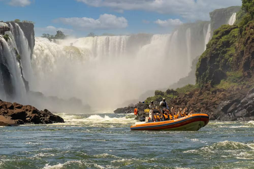Macuco Safari oferece navegação de barco perto das quedas d'água das Cataratas do Iguaçu