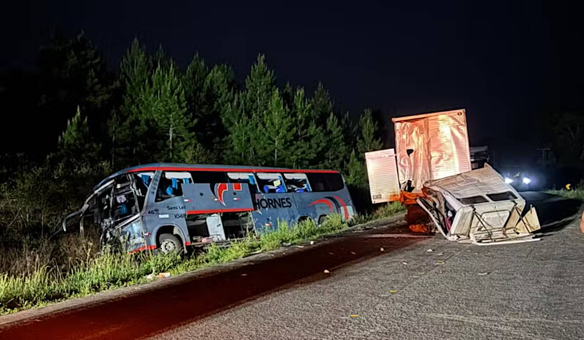 Pista ficou totalmente interditada em ambos os sentidos até as 2h da madrugada desta segunda-feira