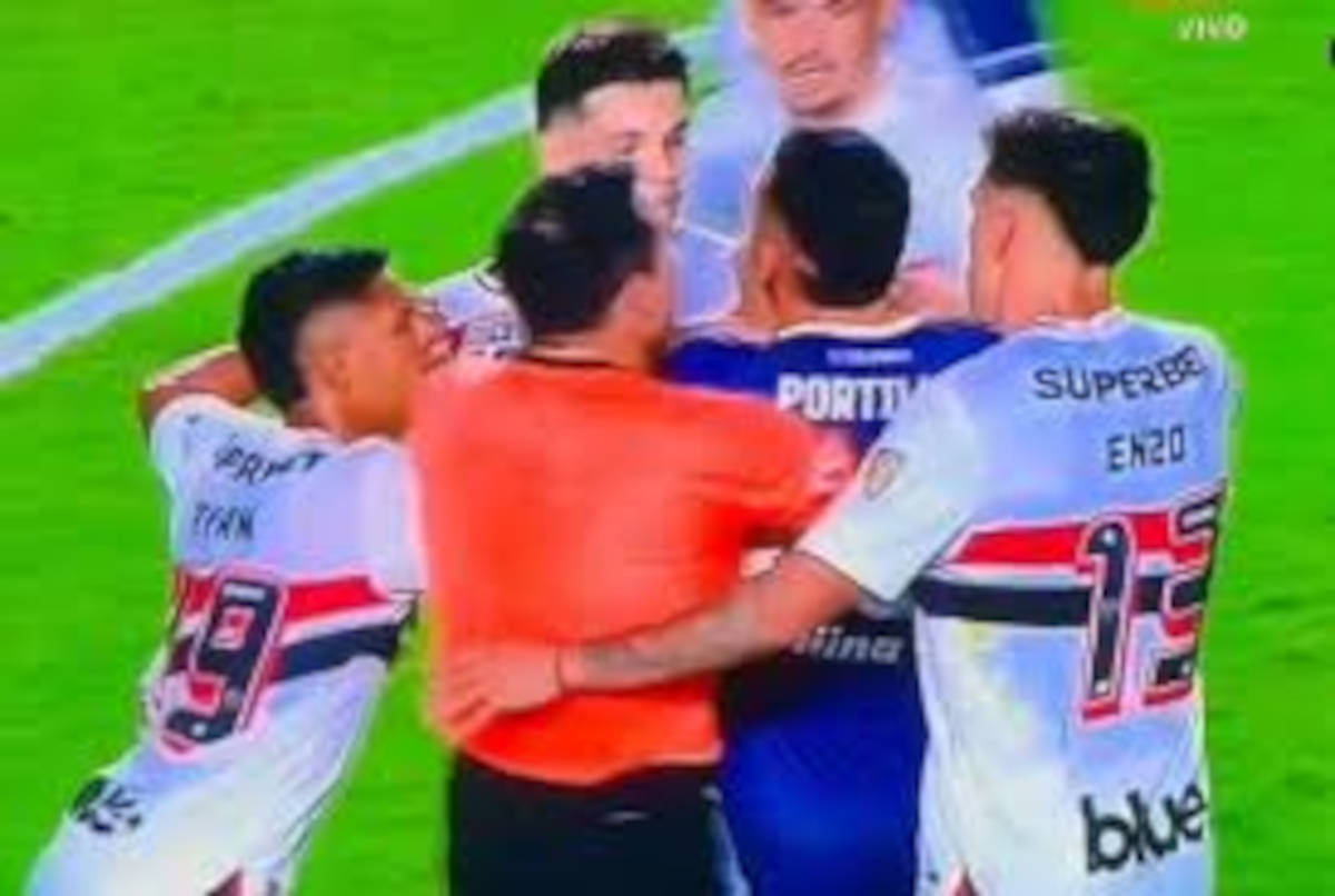 Navarro (de azul) acusa jogador do São Paulo de xenofobia 