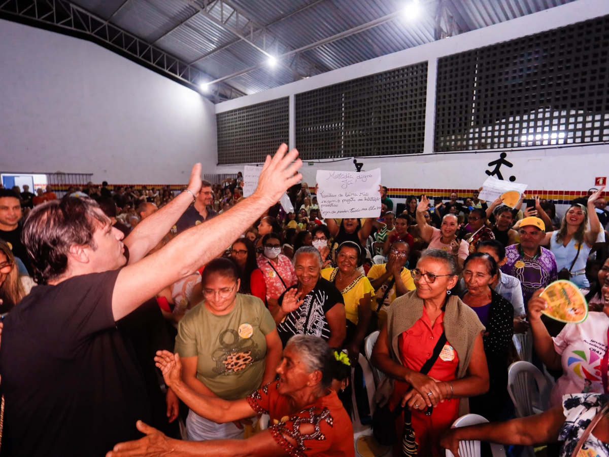Leo Bezerra em meio à população