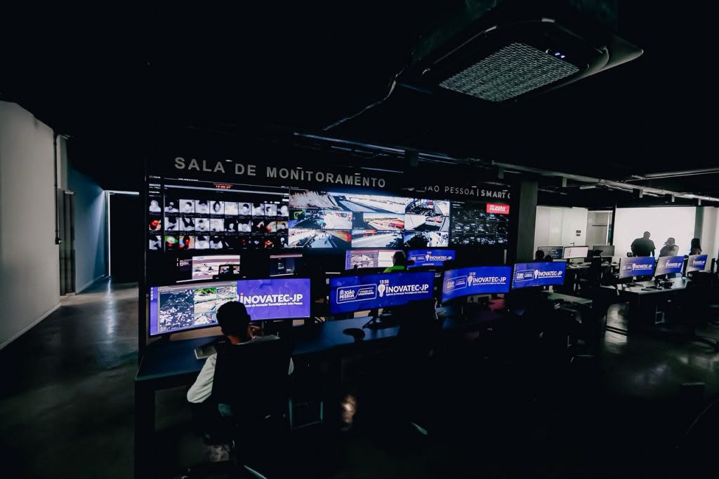 Imagens foram captadas pelas câmeras da Smart City na madrugada desta segunda-feira