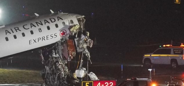 Colisão deixou dois mortos — o piloto e o copiloto da aeronave — e dezenas de feridos