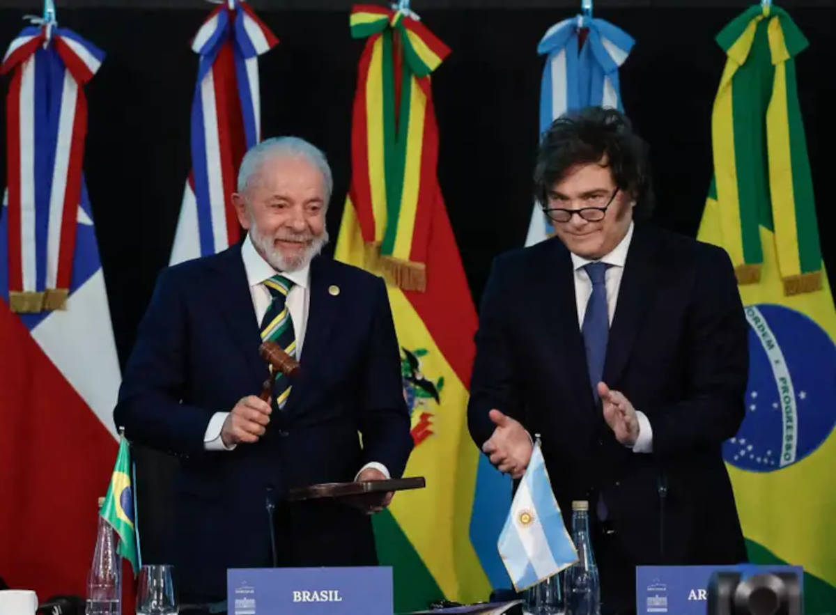Lula (à esquerda) recebeu oficialmente a presidência pro tempore do bloco das mãos do mandatário argentino, Javier Milei 