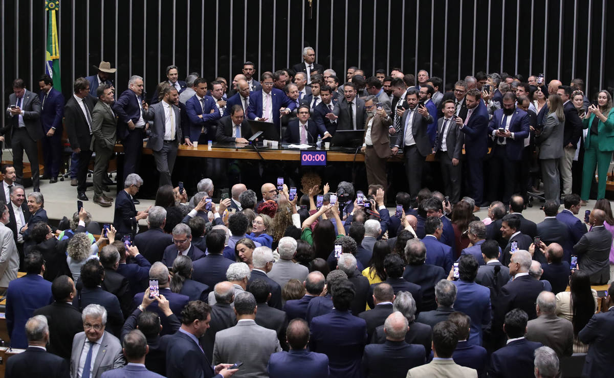 Hugo Motta reprovou a conduta dos parlamentares e destacou que as manifestações devem respeitar o regimento interno da Casa