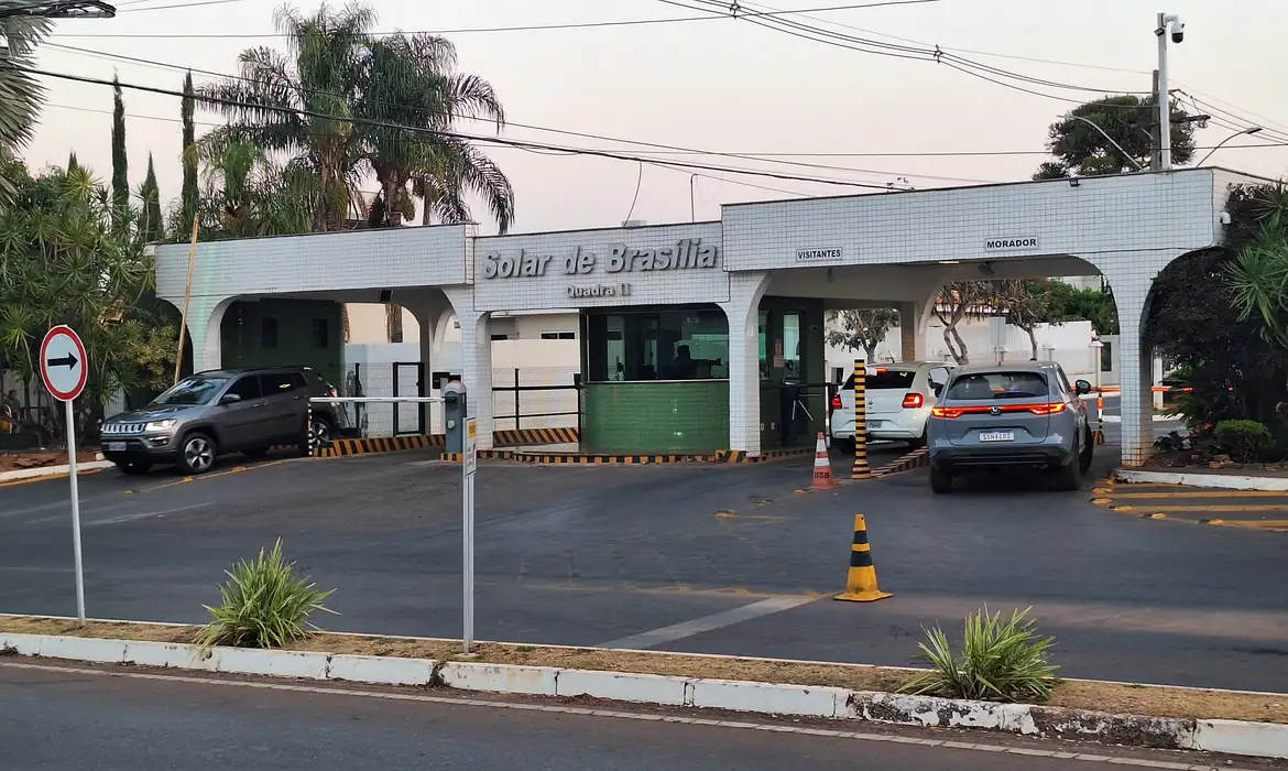 Carlos e Jair Renan poderão voltar a frequentar a casa do ex-presidente