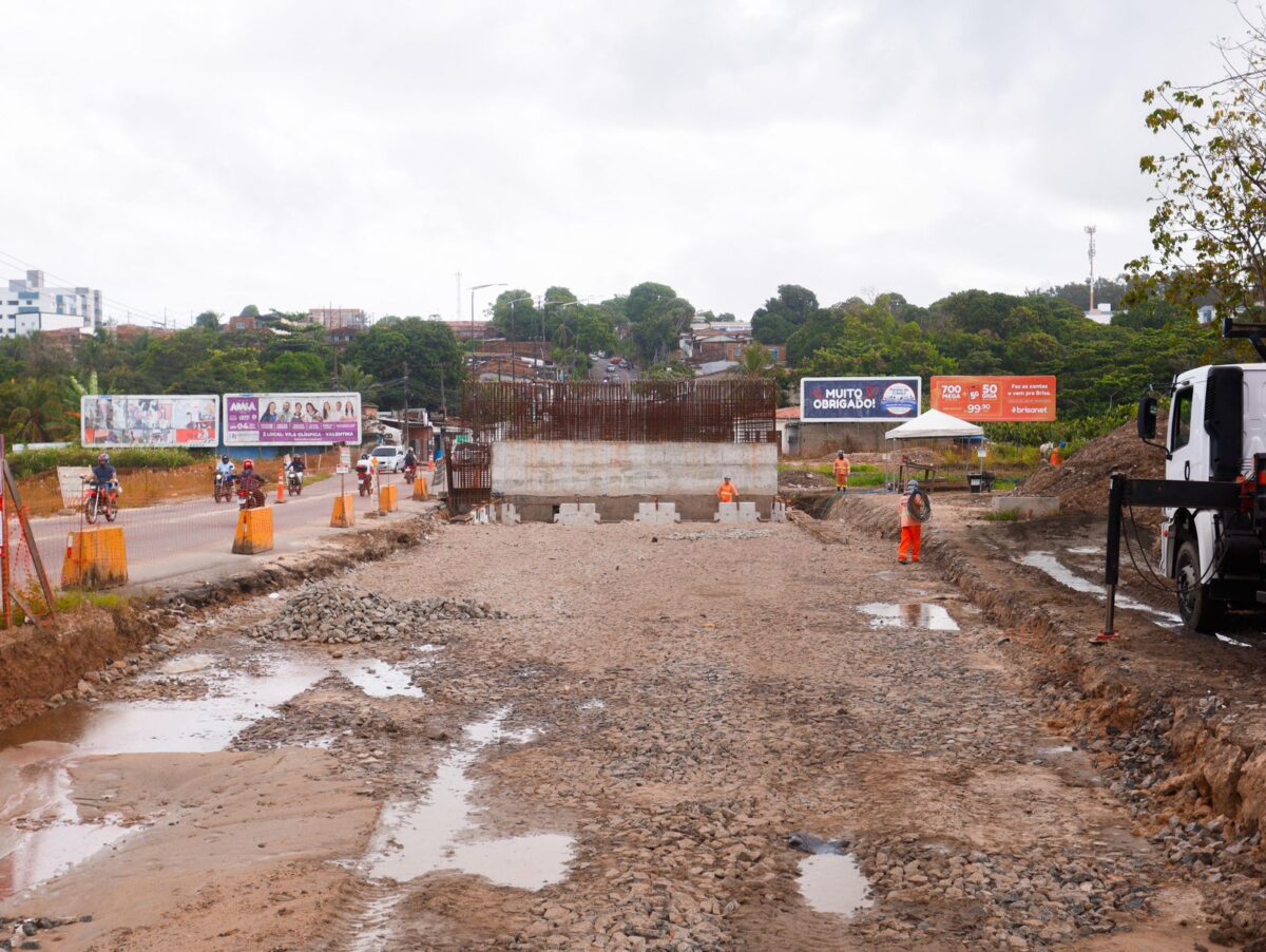 As equipes estão empenhadas na obra da ponte sobre o Rio Cuiá