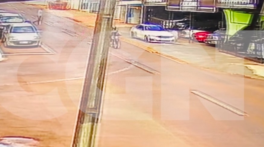 Câmera mosta chegada dos suspeitos, dirigindo uma BMW branca