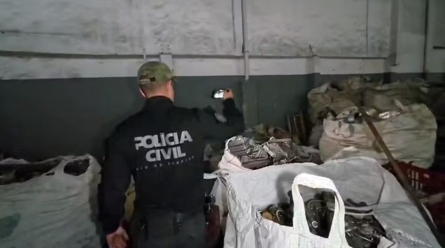 Policiais civis durante Operação Caminhos do Cobre