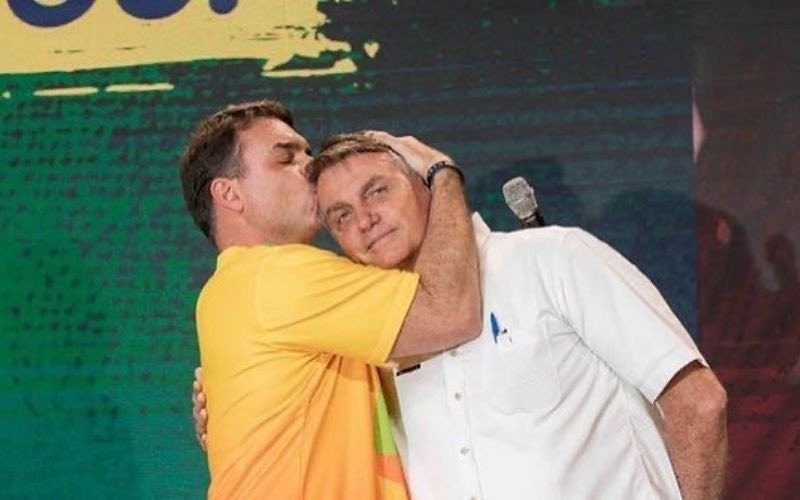 Flávio Bolsonaro e seu pai, o ex-presidente Jair Bolsonaro, quando gozava de liberdade