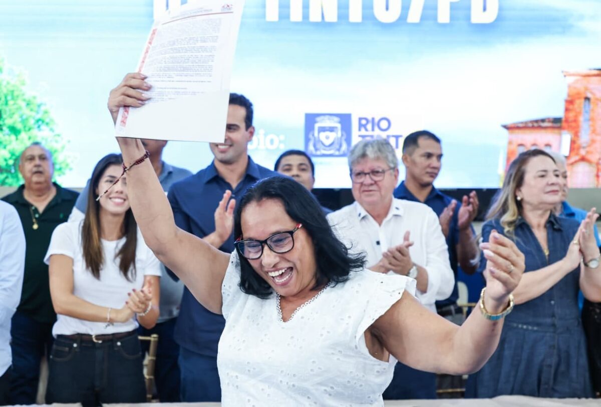 Famílias se emocionam ao receberem escrituras de suas casas