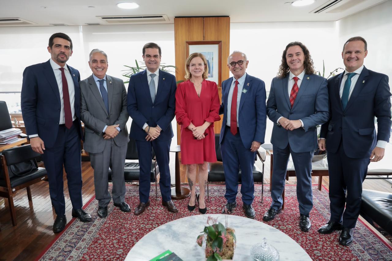 Ministra Gleisi Hoffmann (centro) recebeu a comitiva da Paraíba