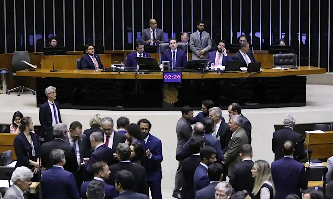 Parlamentares da base governista, no entanto, se opuseram ao relatório, argumentando que ele descapitaliza a Polícia Federal e protege organizações criminosas