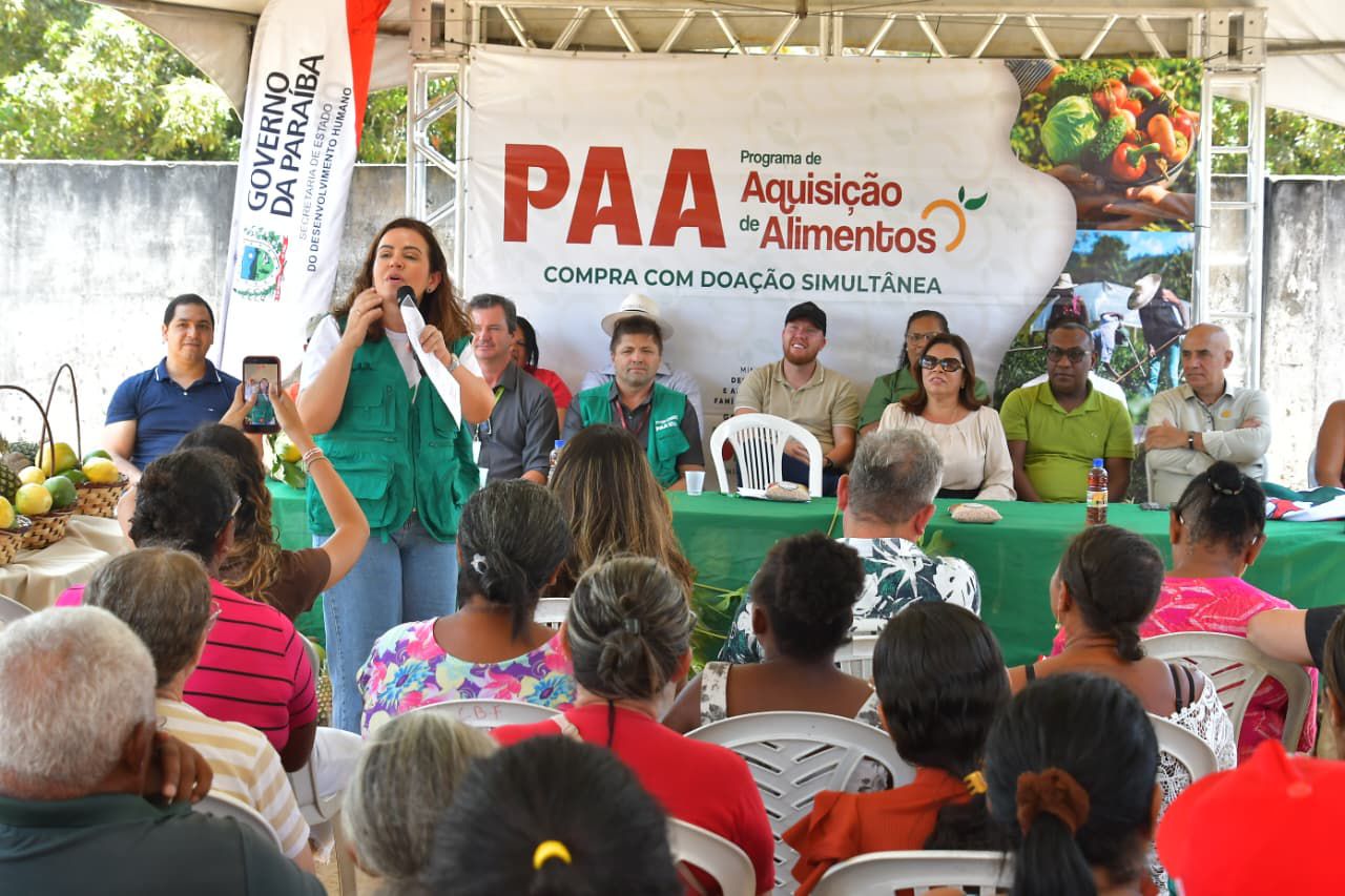 "Hoje, damos um passo com a assinatura dos contratos que garantirão que a produção desses agricultores chegará à mesa de milhares de paraibanos, fortalecendo renda, dignidade e segurança alimentar”, destacou a secretária Pollyanna Werton