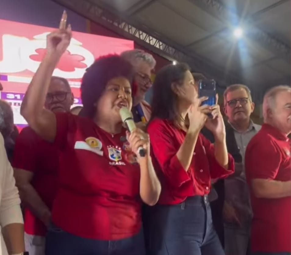 Momento da fala da vereadora Jô Oliveira, candidata a deputada estadual; Tyrone permaneceu no palanque