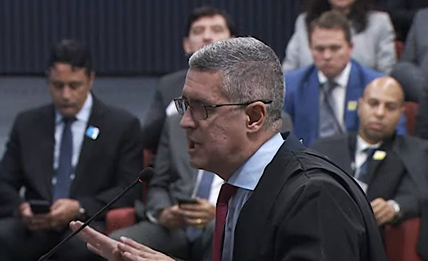 Defesa também alega que o grande volume de documentos anexados pela PGR levou à inclusão de informações que não constavam na denúncia original