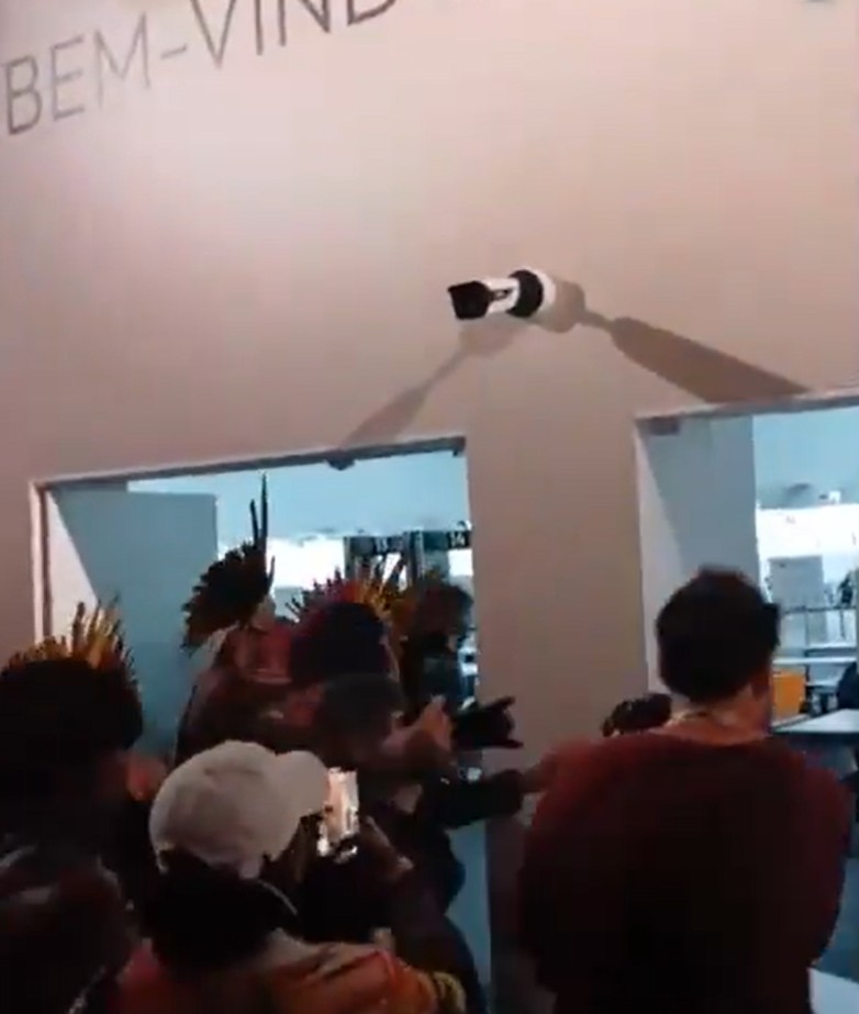 Grupo de manifestantes durante invasão na COP30