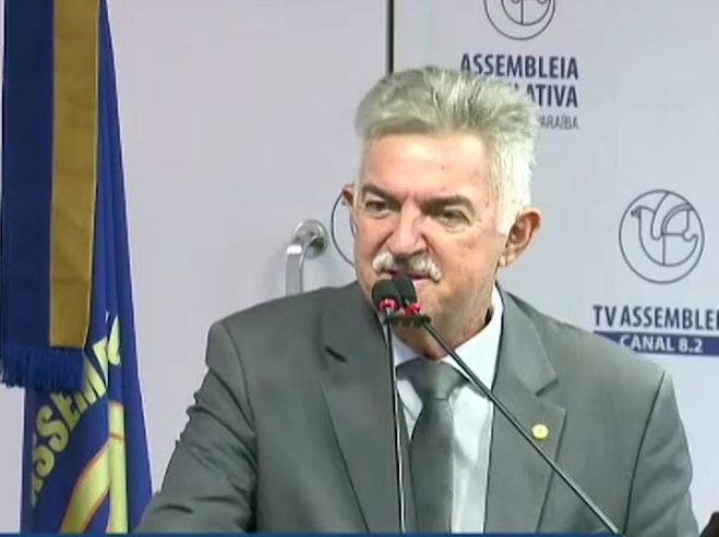 "O governo que mais fez concursos públicos, o governo que mais fez promoções", disse João Gonçalves em defesa do governador João Azevêdo 
