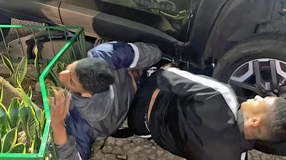 Moto atingida pelo Jeep estava com a placa adulterada e foi apreendida pela polícia