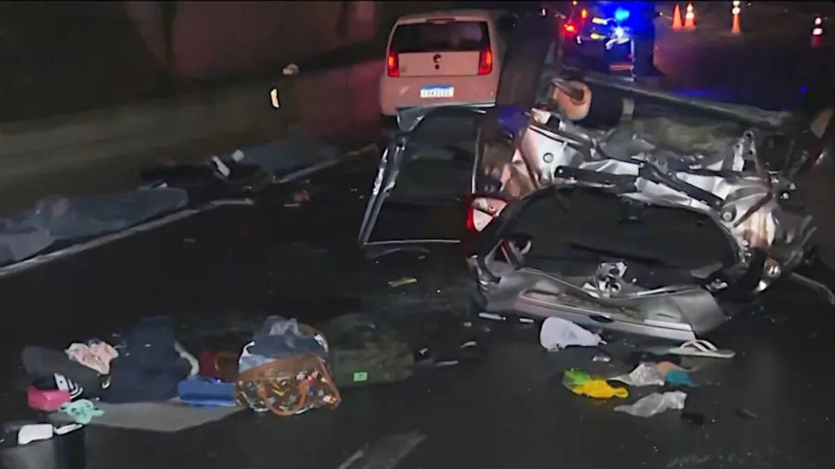 Carro tombou ao cair de aproximadamente 10 metros de altura