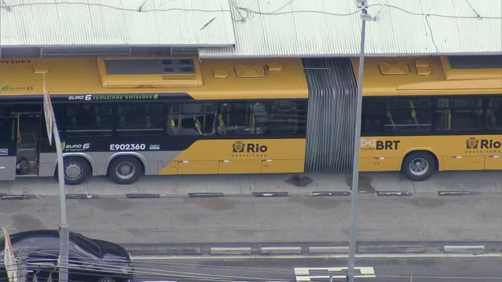 Coletivo trafegava pelo corredor Transolímpico, perto da estação Ventura, em Jacarepaguá, Zona Sudoeste do Rio, na altura da Comunidade Dois Irmãos